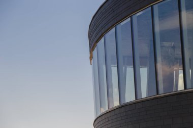 Mavi gökyüzü, modern tasarım modern bina.