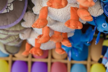 Mağaza tavan yumuşak oyuncaklar dayan.