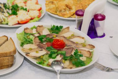 Et salatası Festival tablo, et ve sebze yemekleri.