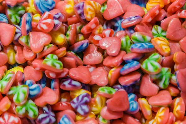 Jelly godis i stora mängder på räknaren. — Stockfoto