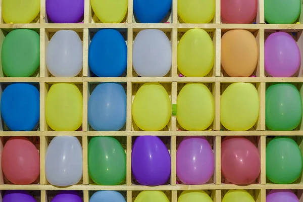 Gece lambaları döner mekanizmalar üzerinde parlak renkli.