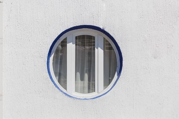 함께 디지털 복합 건물 벽돌 벽에 유리창의 라운드 빈티지 모양. Nasa의 달 글로브 모양. — 스톡 사진