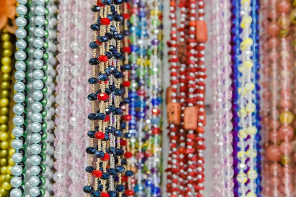美丽的彩色珠项链形式, 奇妙的彩色珠子项链形式作为背景, 纹理. — 图库照片