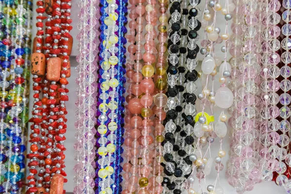 Красивые разноцветные бусины в форме ожерелья, изумительные красочные бусины в форме ожерелья в качестве фона, текстуры . — стоковое фото