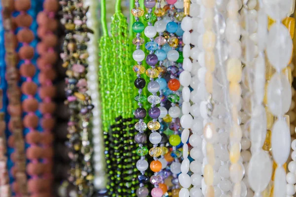 Vackra multicolor pärlor i halsband form, underbara färgglada pärlor i halsband form som bakgrund, textur. — Stockfoto