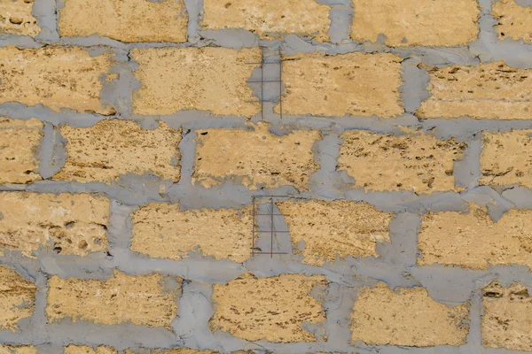 Fond sur un vieux mur de briques jaunes . — Photo