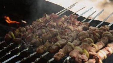 Şiş kebap kömür, et üzerinde net üzerinde hazırlanması.