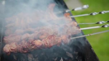 Şiş kebap kömür, et üzerinde net üzerinde hazırlanması.