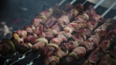 Şiş kebap kömür, et üzerinde net üzerinde hazırlanması.