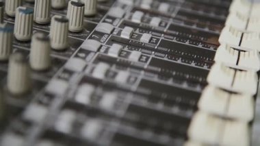 Ses karıştırıcı olarak da adlandırılan konsol karıştırma, ses kartı, güverte veya Mikser karıştırma bir elektronik cihazdır.