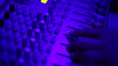 Ses karıştırıcı olarak da adlandırılan konsol karıştırma, ses kartı, güverte veya Mikser karıştırma bir elektronik cihazdır.