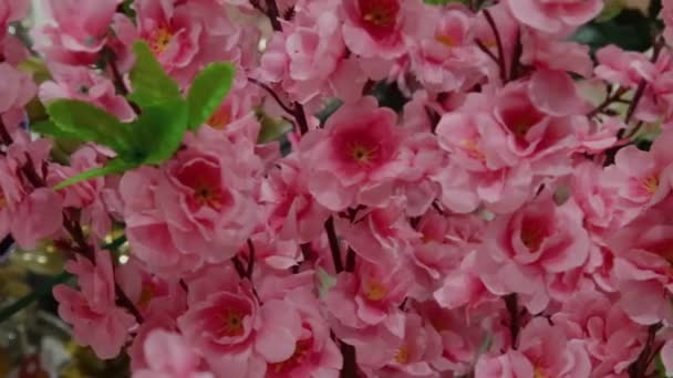 Kunstmatige bloem boeket dÃ © cor in de ceremonie van het huwelijk met onscherpte licht mensen achtergrond. — Stockvideo