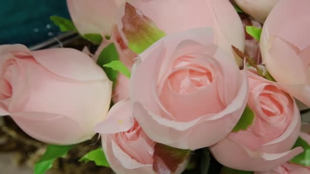 Künstliche Blumen Blumenstrauß Dekor in Hochzeitszeremonie mit verschwommenem Licht Menschen Hintergrund. — Stockvideo