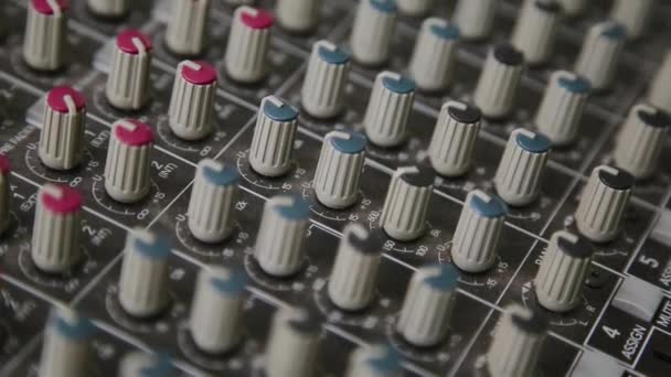 Mixerbord som också kallas audio mixer, är ljudkort, mixning däck eller mixer en elektronisk anordning. — Stockvideo