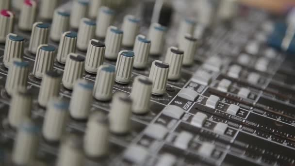Mengpaneel een afkorting voor audio-mixer, is geluidskaart, dek of mixer mengen een elektronisch apparaat. — Stockvideo