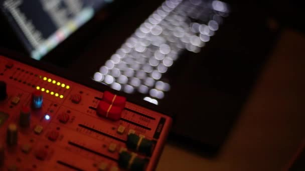 La console de mixage également appelée mélangeur audio, carte son, table de mixage ou mélangeur est un dispositif électronique .