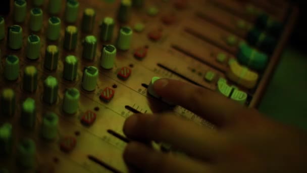 Mengpaneel een afkorting voor audio-mixer, is geluidskaart, dek of mixer mengen een elektronisch apparaat. — Stockvideo