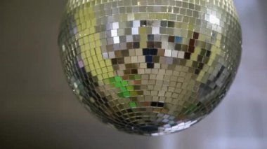 Ayna kulüp top ışık yansımaları ve kamera hareketi ile.