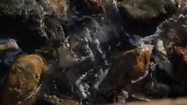 Meereswellen kämpfen gegen die Felsen am Ufer. — Stockvideo