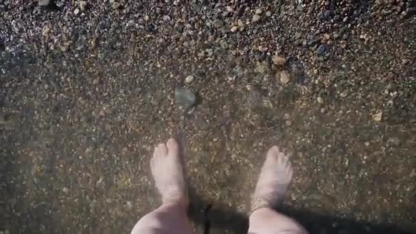 Nogi w wodzie morskiej, z napływem fal. — Wideo stockowe