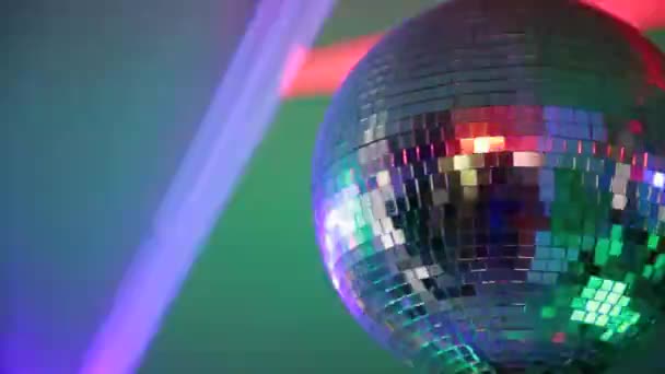 Mirror club ball with light reflections and camera movement. — Stock Video