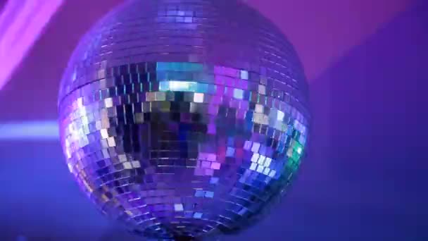 Zrcadlová koule klubu s odrazy světla a pohyb kamery. — Stock video