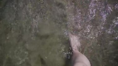 Bacaklar dalgalar bir akını ile deniz suyu.