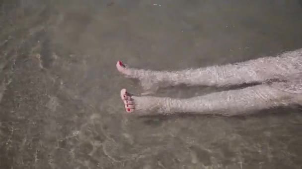 바다 물, 파도의 유입에 다리. — 비디오