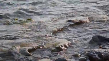 Dalgalar deniz kıyısında kayalar karşı mücadele ediyoruz.