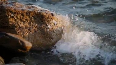 Dalgalar deniz kıyısında kayalar karşı mücadele ediyoruz.