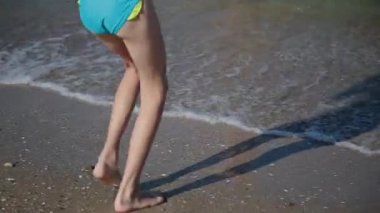 Bacaklar dalgalar bir akını ile deniz suyu.