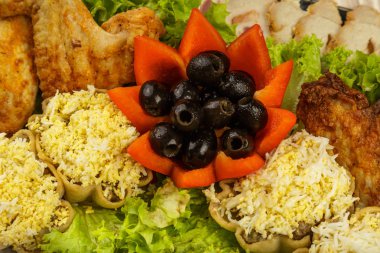 Tartlets ve tavuk kanadı marul yaprakları varlığı ile çanak.