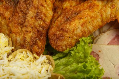 Tartlets ve tavuk kanadı marul yaprakları varlığı ile çanak.