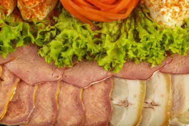 Verdure ile dekore edilmiş bir ayna yemek üzerine dilimlenmiş et.