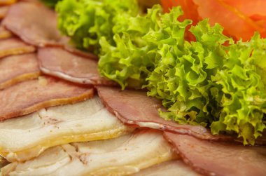 Verdure ile dekore edilmiş bir ayna yemek üzerine dilimlenmiş et.