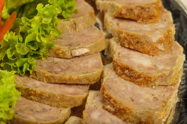 Viande tranchée sur un plat miroir décoré de verdure . — Photo