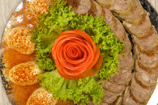 Kött skuret på en spegel maträtt dekorerad med verdure. — Stockfoto