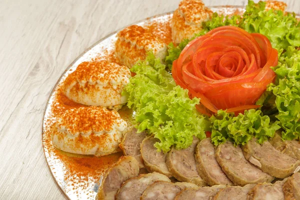 Egy Tükör Csészébe Díszített Verdure Szeletelt Húsok — Stock Fotó