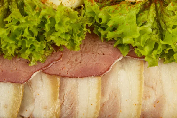 Carne rebanada en un plato espejo decorado con verdor . — Foto de Stock