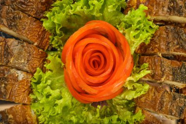 Ringa balığı otlar ile bir tabağa dilimlenmiş.