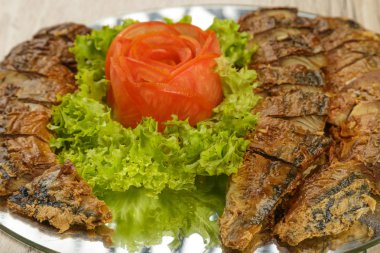 Ringa balığı otlar ile bir tabağa dilimlenmiş