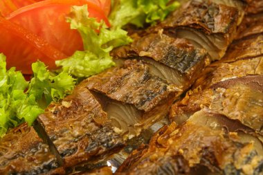 Ringa balığı otlar ile bir tabağa dilimlenmiş.