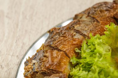 Ringa balığı otlar ile bir tabağa dilimlenmiş.