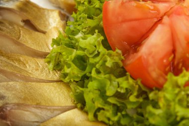 Ringa balığı otlar ile bir tabağa dilimlenmiş