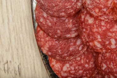 Sosis tabakta farklı çeşitleri keser.