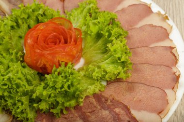 Sosis tabakta farklı çeşitleri keser.