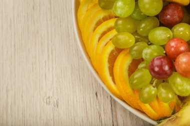 Çok güzel ve sanatsal dilimlenmiş meyve bir tepside.