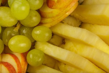 Çok güzel ve sanatsal dilimlenmiş meyve bir tepside.