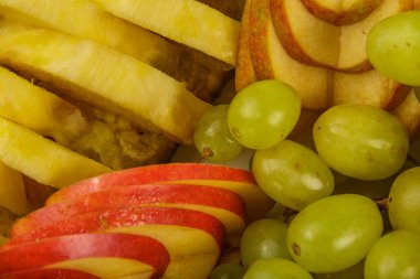 Çok güzel ve sanatsal dilimlenmiş meyve bir tepside.