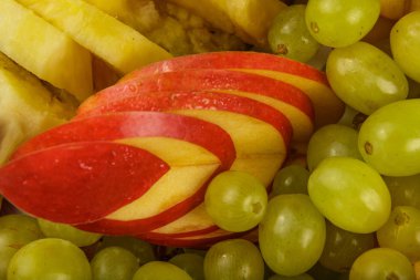 Çok güzel ve sanatsal dilimlenmiş meyve bir tepside.